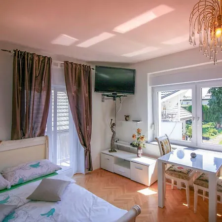 Vila Justin I. With Pool Apartmán Lublaň